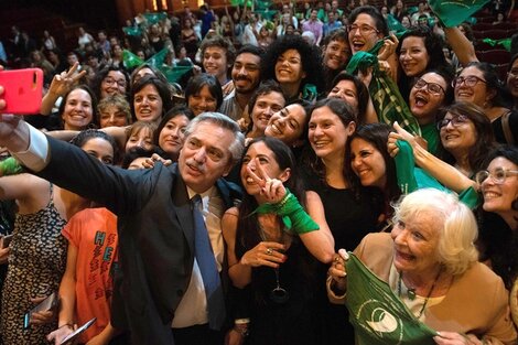 Alberto Fernández y Nelly Minyersky en la presentación del libro Somos Belén, de Ana Correa, el año pasado.