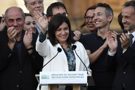 La socialista Anne Hidalgo fue reelecta en París. 