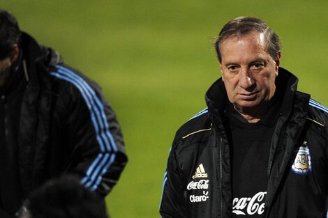 Coronavirus: Carlos Bilardo fue trasladado a un clínica