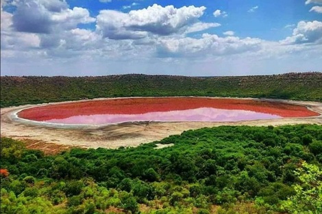 El misterioso cambio de color en un lago en India