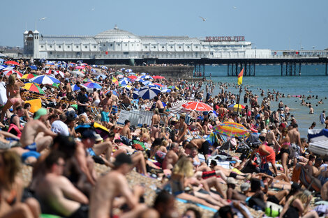 La policía británica tuvo que despejar playas abarrotadas de gente