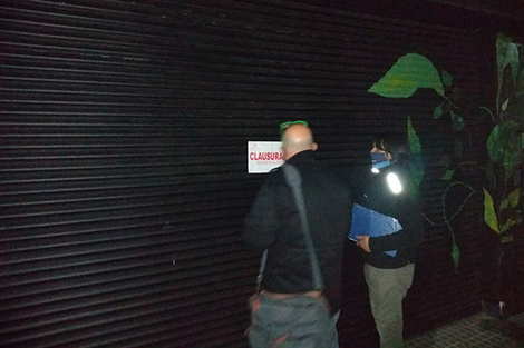 Personal de Control municipal clausura un boliche el sábado a la noche. (Fuente: MARCELO BELTRAME)