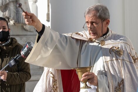 Un cura realizó un exorcismo para expulsar al coronavirus de la Argentina