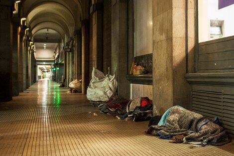 Una familia tipo necesita 43.811 pesos para no caer en la pobreza.