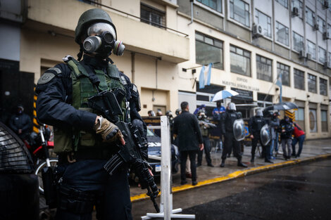 Operativo de la Policía Federal para custodiar el traslado de algunos los detenidos este martes en la causa de espionaje ilegal.