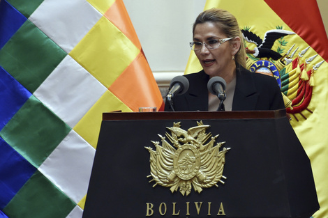 Jeanine Áñez, presidenta de facto, fotografiada ants de contagiarse el coronavirus.