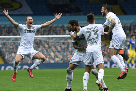 El Leeds de Bielsa goleó y se acerca al ascenso