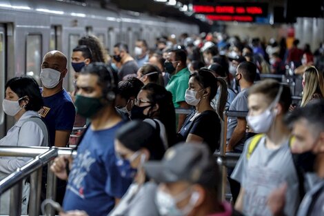 Pasajeros esperan para poder subir al tren en San Pablo. 