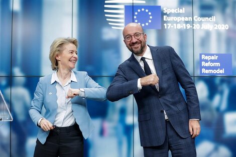 La presidenta de la Comisión Europea, Ursula Von Der Leyen y el presidente del Consejo, Charles Michel, tras informar del acuerdo alcanzado en Bruselas.