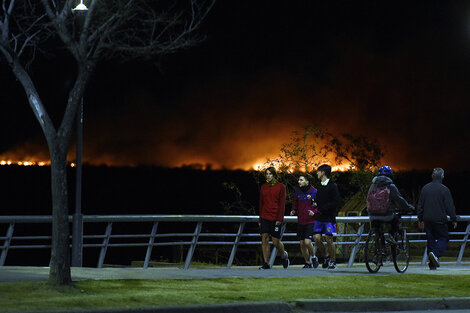 La costa central con el fondo de los incendios.