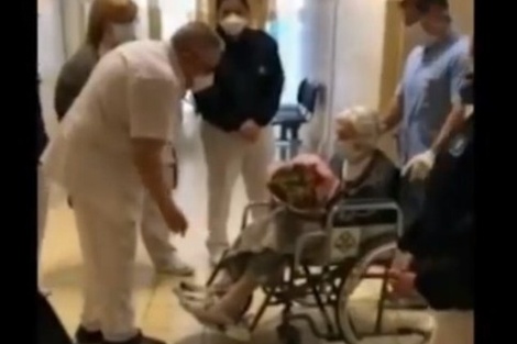 El personal de salud del Hospital Aeronáutico Central la despidió con aplausos.