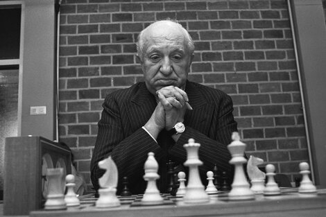 Miguel Najdorf frente a los trebejos.  