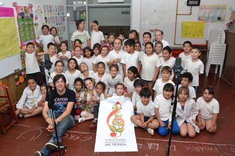 Lezcano con los alumnos del colegio Hipólito Buchardo.