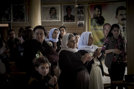 Mujeres organizadas de Shengal, tierra ancestral de la comunidad yazidí. La zona fue bombardeada el 15 de junio 