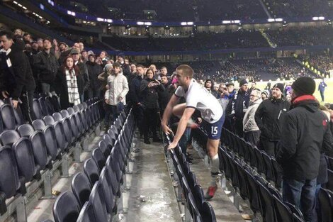 Sanción para el futbolista inglés que se quiso pelear con un hincha