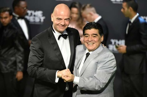 Maradona, picante con Infantino por culpa de Macri