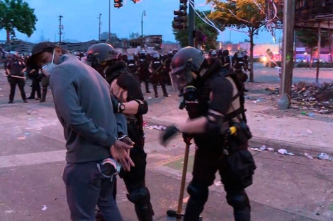 La detención de un periodista de CNN, en Minneapolis, durante las protestas por el asesinato de George Floyd.