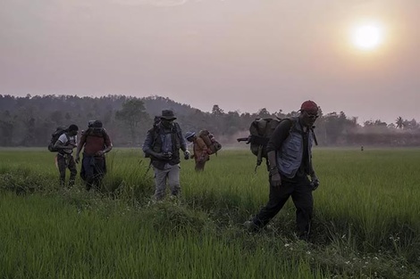 Escena de los ex combatientes de regreso en Vietnam en búsqueda del tesoro.