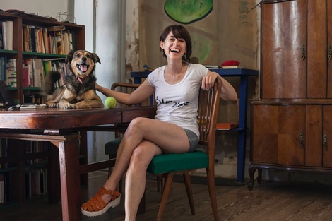 Rosario Bléfari en su hogar, fotografiada con su perro