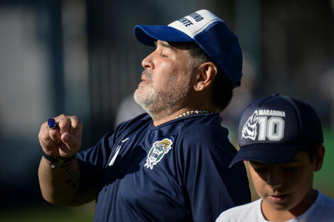 ¿Maradona a España? Un candidato lo quiere de DT de la Selección