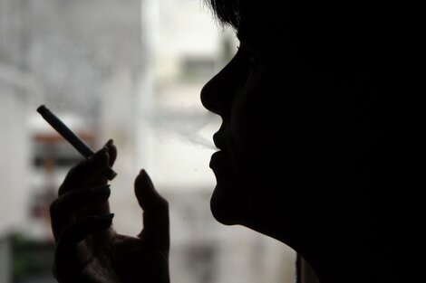 Coronavirus: advierten que los cigarrillos pueden ser transmisores y aconsejan no fumar en ambientes sociales 