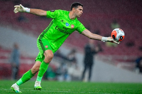 Arsenal igualó ante Leicester con el argentino Emiliano Martínez de titular