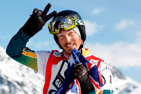 Alex Pullin, celebrando un triunfo en una competición de snowboard.