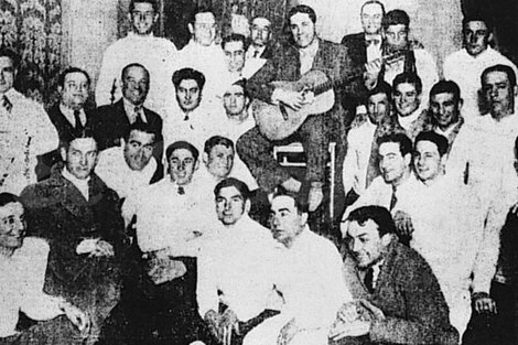 Gardel en el medio del plantel que fue subcampeón mundial.