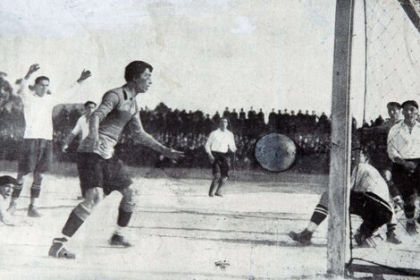 La pelota a punto de ingresar al arco en uno de los partidos de la gira.