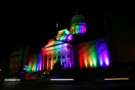 Diez años de matrimonio igualitario: el Congreso se iluminó con los colores de la diversidad