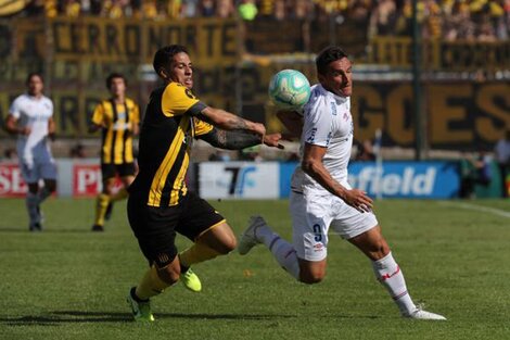 Bergessio jugando el clásico para Nacional.