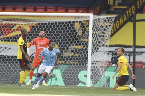 Manchester City goleó y Watford se complicó