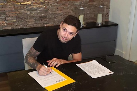 Mauro Zárate renovó su contrato con Boca Juniors