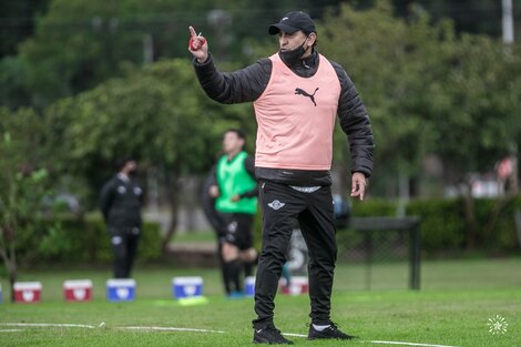 El fútbol paraguayo volvió con una derrota del equipo de Ramón Díaz