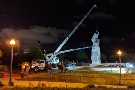 Retiraron dos estatuas de Colón en Chicago