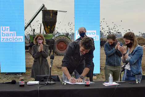 El ex concejal Juan Monteverde, durante la firma del convenio.  