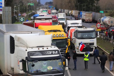 Un paro indefinido de camioneros amenaza paralizar a Chile en cuarentena 