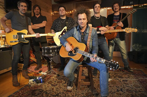 ((((Foto 1)))) "Somos un bandón de seis personas", dice Parodi. ((((foto 2))))) Ike Parodi en modo solista.