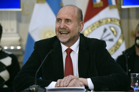 Perotti hizo el anuncio, lo acompañaron de forma virtual los intendentes. (Fuente: Andres Macera)