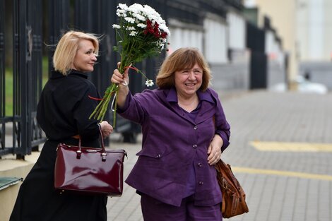 Svetlana Alexiévich desafía al presidente bielorruso Aleksandr Lukashenko