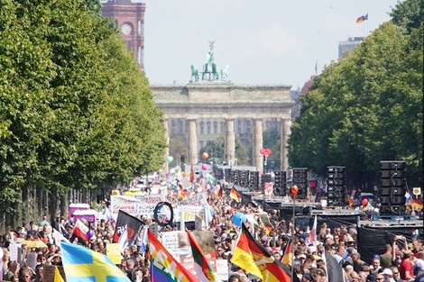 La Puerta de Brandeburgo como telón de fondo de la marcha anticuarentena. 