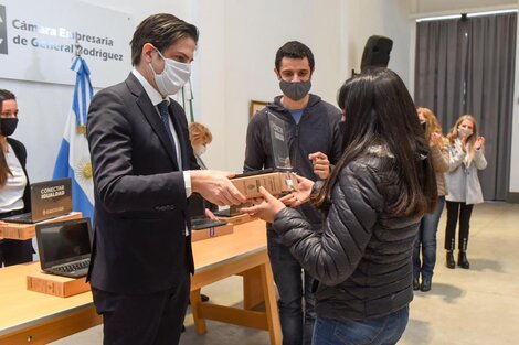 El ministerio de Educación sigue con la entrega de computadoras abandonadas por el macrismo