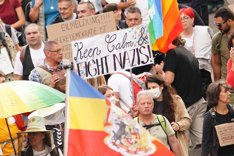 El rechazo al barbijo une a los antivacuna y a los neonazis en Berlín