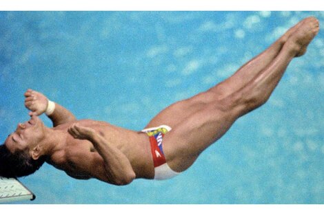 El clavadista estadounidense Greg Louganis.