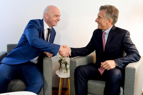 Los cartones de Macri e Infantino deberían ir a la Tribuna de la Derecha, la del turbocapitalismo. (Fuente: NA)