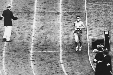 La histórica imagen de Delfo Cabrera cruzando la meta en el mítico estadio de Wembley.