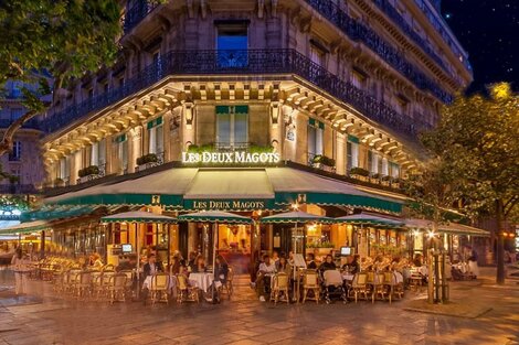 El ex jefe de Estado estuvo de paseo por el barrio latino y cenó en uno de los lugares más célebres del mundo, Les Deux Magots.