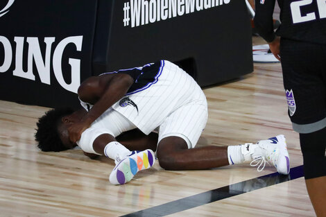La imagen de Isaac, con gestos de dolor en su rodilla izquierda. (Fuente: AFP)
