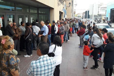 Denunciaron a un cajero de Banco Nación de robar un IFE