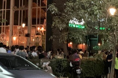 Noche de miércoles: cerveza en el conocido bar Buller, frente al Cementerio de la Recoleta.